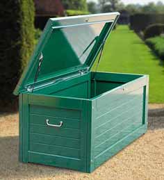 Kissenboxen und Kiseentruhen für Ihre Terrasse. Schützen Sie Ihre Kissen und Auflagen mit einer wasserdichten Auflagentruhe von Peters + Peters